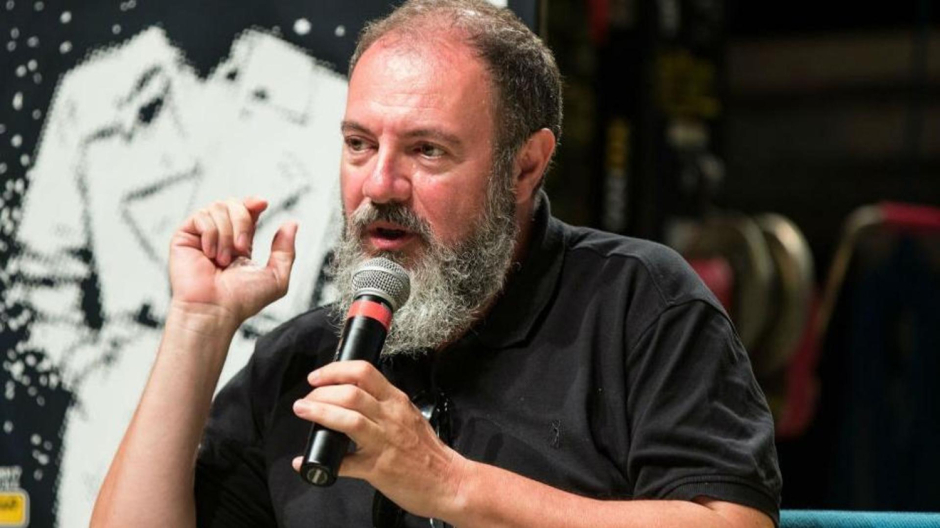 Anche Carlo Lucarelli contribuisce al nuovo tetto del cine-teatro di Omegna